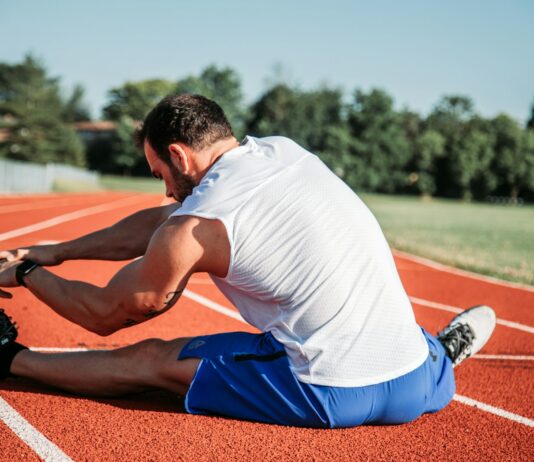 유연성을 높이는 5가지 필수 스트레칭 운동 man in white sleeveless top