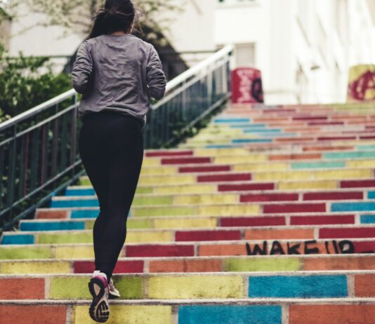 식사와 운동: 몸과 마음에 좋은 선택 woman running upstair in room