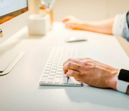 건강기능식품 개인 간 거래 풀린다…당근마켓·번개장터서 person using iMac