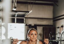 허리 건강을 위한 운동, 자세 개선과 근력 강화에 효과적인 3가지 운동 a person in a gym