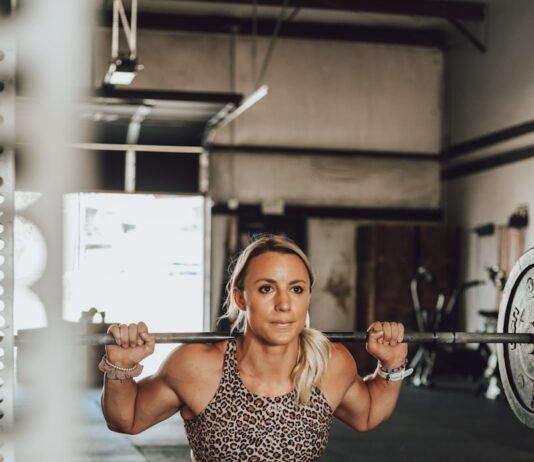 허리 건강을 위한 운동, 자세 개선과 근력 강화에 효과적인 3가지 운동 a person in a gym
