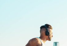 지금 바로 스트레칭을 시작해야 하는 이유 man in white tank top and black shorts wearing black sunglasses