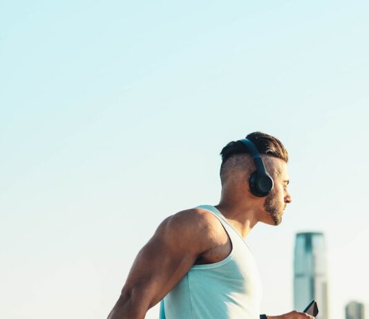 지금 바로 스트레칭을 시작해야 하는 이유 man in white tank top and black shorts wearing black sunglasses