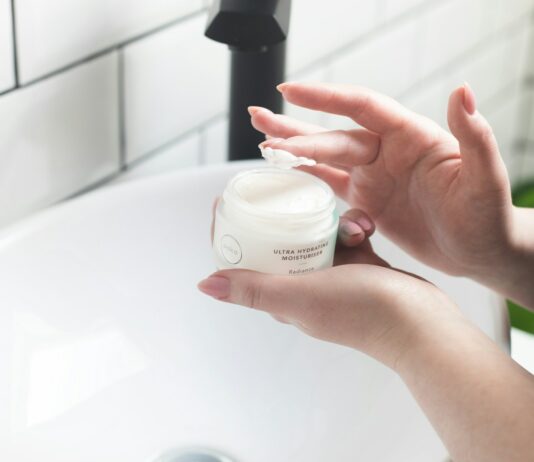 여름철 피부 보습법 person holding white and black plastic bottle