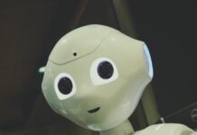 개인정보위, AI 학습 활용 ‘공개 데이터’ 처리 기준 마련 white robot toy holding black tablet