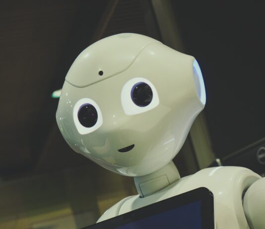 개인정보위, AI 학습 활용 ‘공개 데이터’ 처리 기준 마련 white robot toy holding black tablet