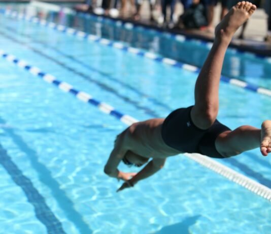 건강한 여름 보내기, 스트레칭과 운동법 woman in black one piece swimsuit jumping on swimming pool during daytime