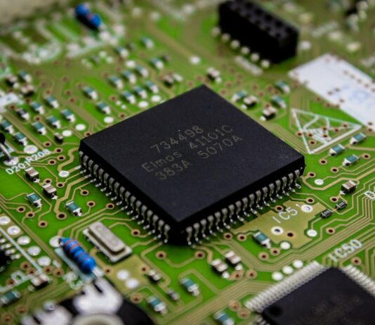 지능형 반도체·양자컴퓨팅 ‘딥테크’ 사업화…300억 원 투입 a close up of a computer chip on a printed circuit board