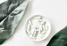 유산균이 소화 건강에 미치는 긍정적 영향 plate of white caplets