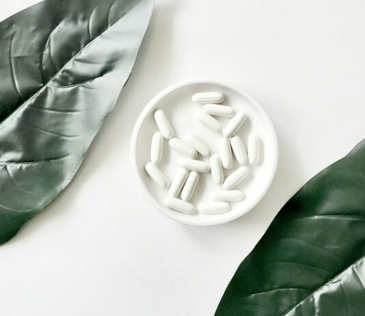 유산균이 소화 건강에 미치는 긍정적 영향 plate of white caplets