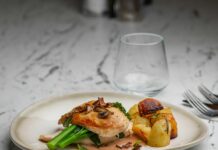 단백질이 풍부한 음식: 근육 성장과 회복을 위한 필수 식품 a white plate topped with meat and veggies