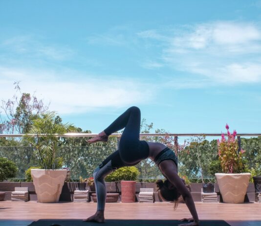 실내 운동과 야외 운동의 장단점 비교 woman in black leggings and black tank top doing yoga
