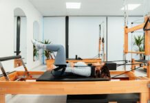 필라테스로 만성 피로 극복하기, 에너지 회복 방법 a woman is doing a pivot on a pivot machine