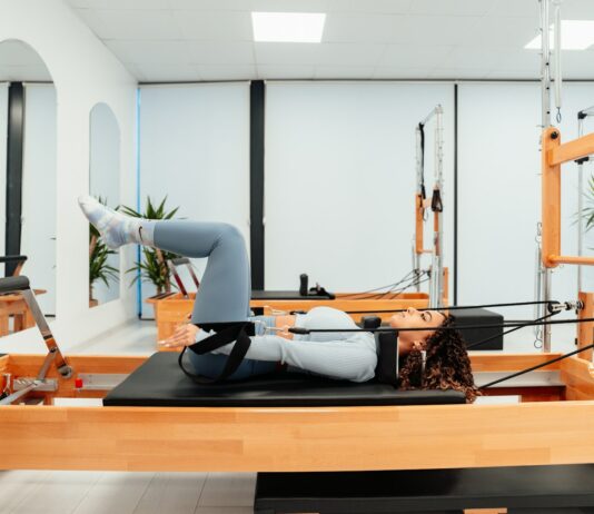 필라테스로 만성 피로 극복하기, 에너지 회복 방법 a woman is doing a pivot on a pivot machine