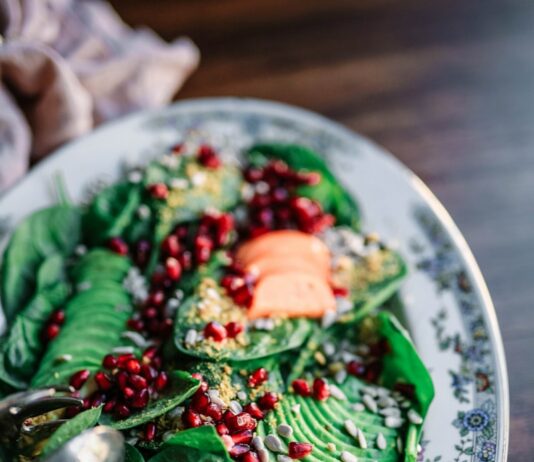 건강한 다이어트를 위한 간단한 식단 구성법 oval ceramic plate with and green and orange food