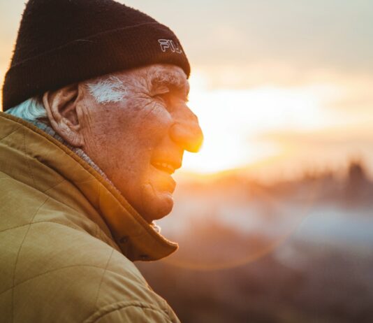 노화와 면역력: 젊음을 유지하는 방법 man wearing brown jacket and knit cap