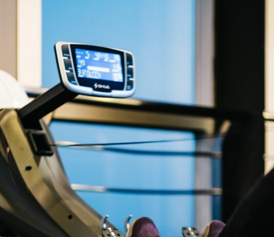 운동으로 건강 지키기: 면역력 강화 방법 person on gym equipment exercising