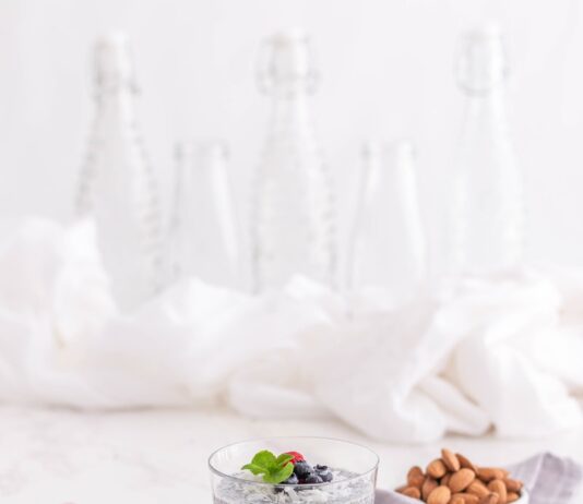 운동 후 먹으면 좋은 단백질 보충 음식 리스트 a cup of coffee with a spoon