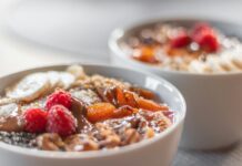 건강한 겨울철 아침 식사 메뉴 a bowl of oatmeal with fruit on top