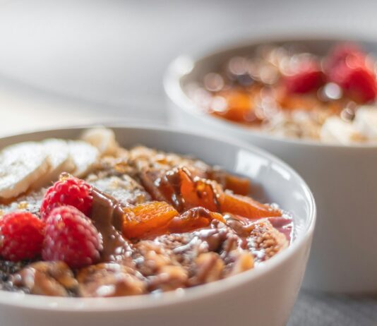 건강한 겨울철 아침 식사 메뉴 a bowl of oatmeal with fruit on top