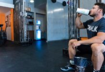 운동을 통해 에너지를 극대화하는 비결 person in black and white nike sneakers sitting on black leather couch