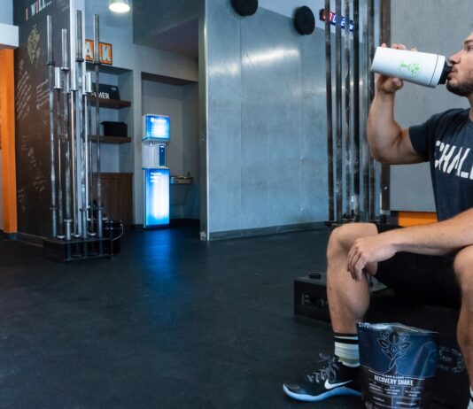 운동을 통해 에너지를 극대화하는 비결 person in black and white nike sneakers sitting on black leather couch