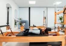 추운 날씨 속 척추 건강을 지키는 필라테스 a woman is doing a pivot on a pivot machine