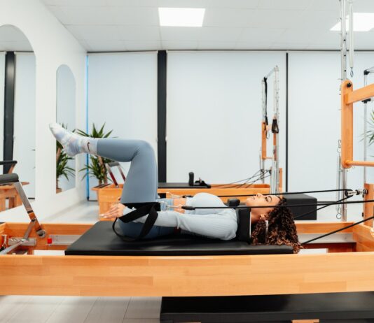 추운 날씨 속 척추 건강을 지키는 필라테스 a woman is doing a pivot on a pivot machine