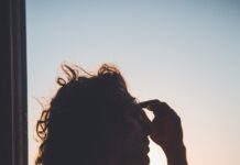 스트레스 해소를 위한 효과적인 심리적 기법 man holding forehead under sunset