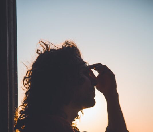 스트레스 해소를 위한 효과적인 심리적 기법 man holding forehead under sunset