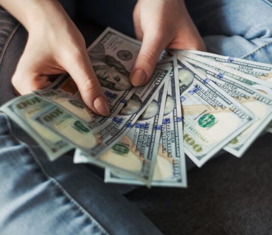 저축액 두 배로 돌려주는 ‘2024 으뜸관악 청년통장’ 지원 fan of 100 U.S. dollar banknotes