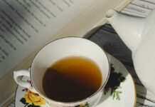 독감 치료에 효과적인 약물과 자연요법 비교 white ceramic teacup on white and pink floral ceramic saucer