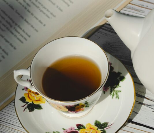 독감 치료에 효과적인 약물과 자연요법 비교 white ceramic teacup on white and pink floral ceramic saucer