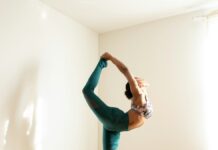 병 예방과 건강을 동시에, 맞춤형 운동 관리법 woman doing yoga