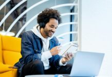 스마트하게 시간 관리하기 a man sitting in front of a laptop computer