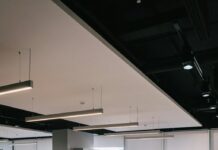 장기적으로 한 직장을 오래 다니는 비법 people inside office