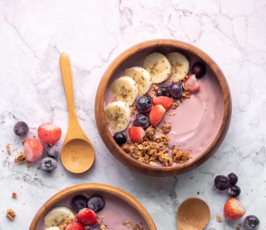 소화 건강을 위한 최고의 식단 brown wooden spoon on white ceramic bowl
