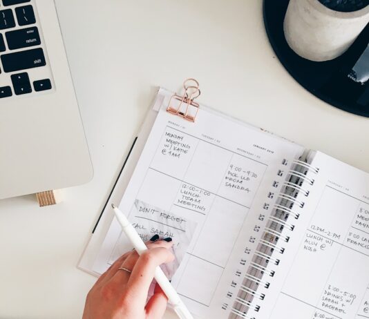 건강한 라이프스타일을 위한 다이어트와 운동 person holding notepad and pen flat lay photography