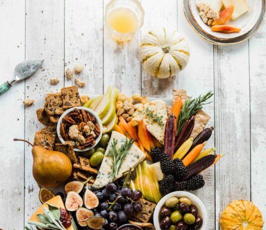 생활습관 변화로 비만예방하기 flat lay photography of variety of fruits