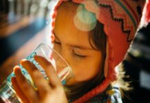 건강한 피부가 원하는 수분섭취 selective focus photography of girl drinking water