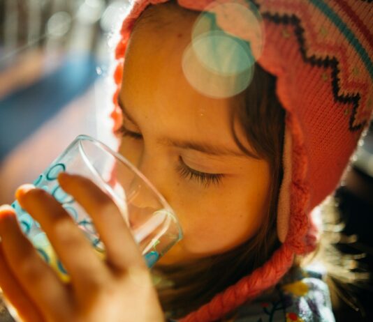 건강한 피부가 원하는 수분섭취 selective focus photography of girl drinking water
