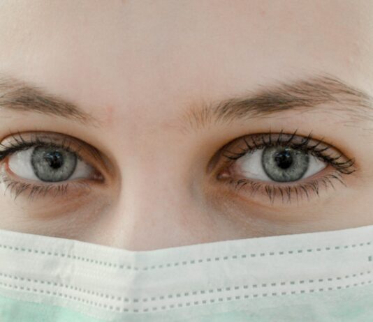 눈건강에 도움이 되는 방법 closeup photo of woman's eye wearing mask