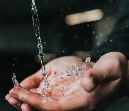 생활습관으로 감기예방하기 clear liquid pouring on person's hands