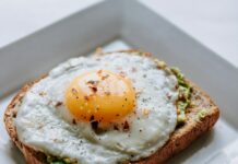 건강한 하루를 시작한는 건강한 아침 bread with sunny side-up egg served on white ceramic plate
