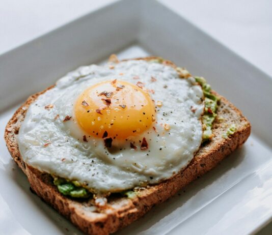 건강한 하루를 시작한는 건강한 아침 bread with sunny side-up egg served on white ceramic plate