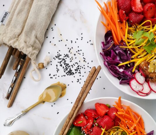 건강한 라이프스타일 만들기, 식사 계획의 중요성 two bowls of salad with strawberries, carrots, radishes, and