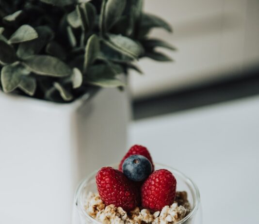 음식과 운동으로 건강한 장 만들기 blueberries and raspberries
