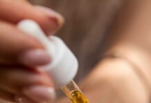 “피부는 좋아지는데 왜 자꾸 당기죠?”… 속건조가 만든 착각 보습의 진실 person holding dropper