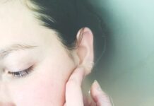 “건강한 피부는 속에서부터”… 초여름 수분 관리의 핵심은? woman soaked in water