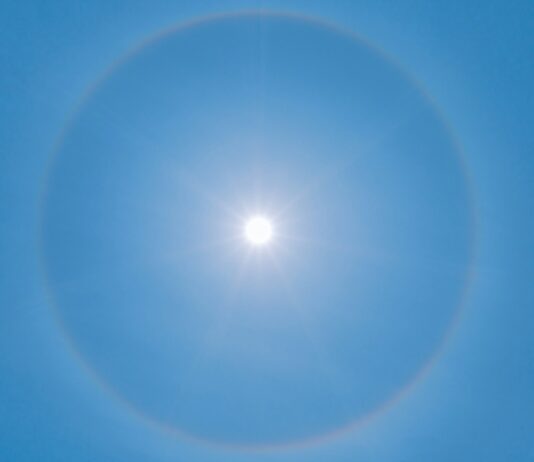 “출근길 햇빛만 쐬도 얼굴이 따갑다”…자외선 과민 피부, 어떻게 관리할까? blue sky with white sun